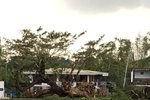Filipíny zasáhl tajfun Phanfone, ničil domy a narušil dopravu