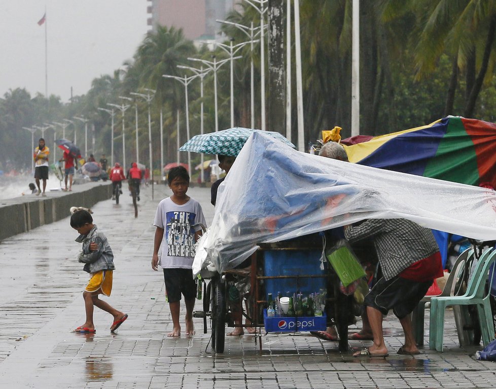 Na Filipínách řádí tajfun Sarika.