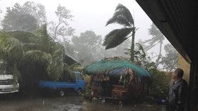 Filipíny ohrožuje tajfun, evakuovat se mají statisíce obyvatel.