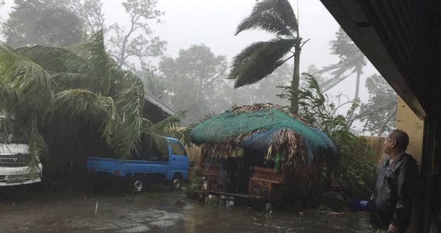 Místo Vánoc obří evakuace statisíců lidí: Na Filipíny se řítí tajfun