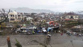 Rychlost vichru provázejícího tajfun Haiyan dosahovala v pátek na Filipínách rychlosti 235 kilometrů za hodinu a v nárazech až 275 kilometrů za hodinu.