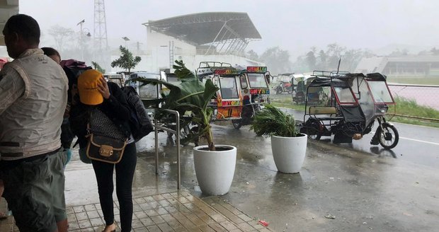 Silný tajfun udeřil na Filipíny: Evakuace skoro 100 tisíc lidí, zrušené lety a zákaz plavby