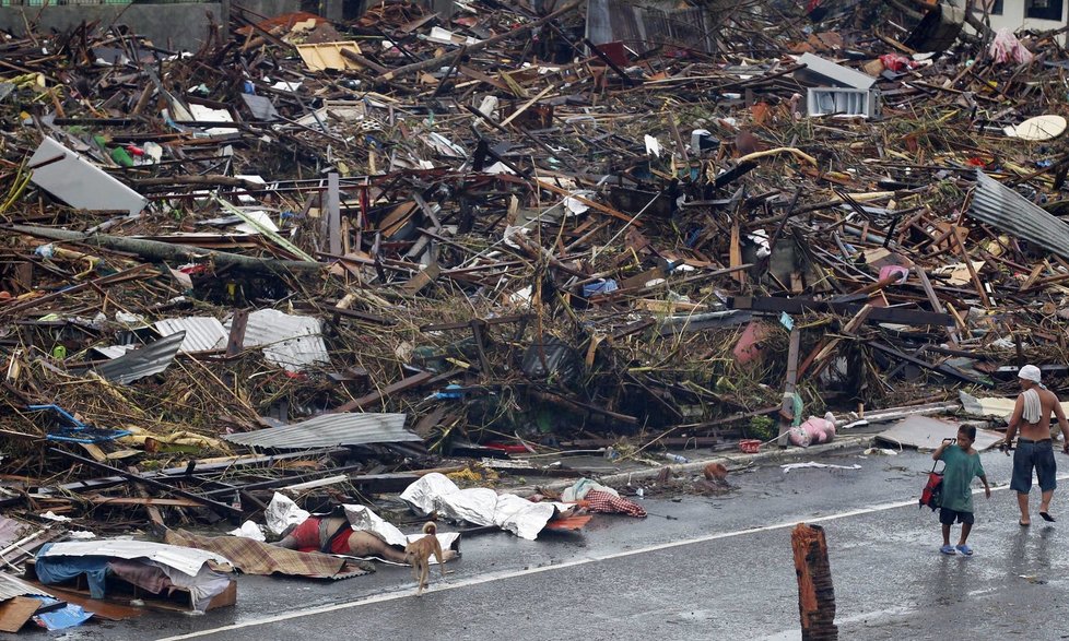 K nejhůře poznamenaným místům na Filipínách patří město Tacloban, kde žije asi 220 000 lidí.