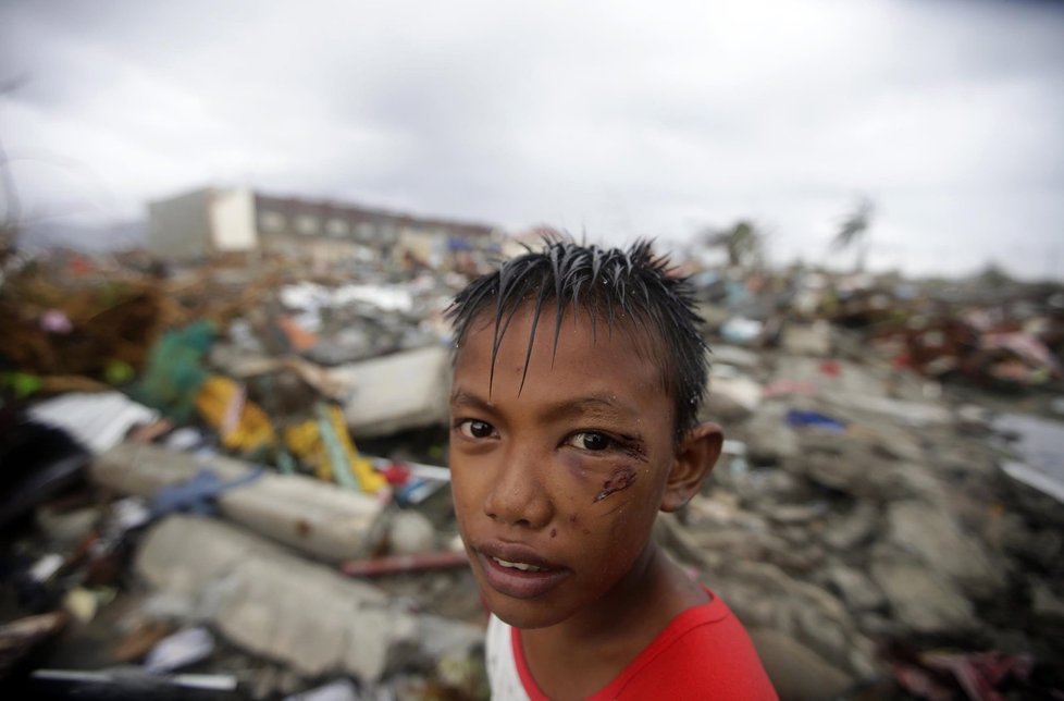 Podle policisty Elmera Soriy zhruba 70 až 80 procent území, přes které se tajfun v provincii Leyte přehnal, bylo zničeno.