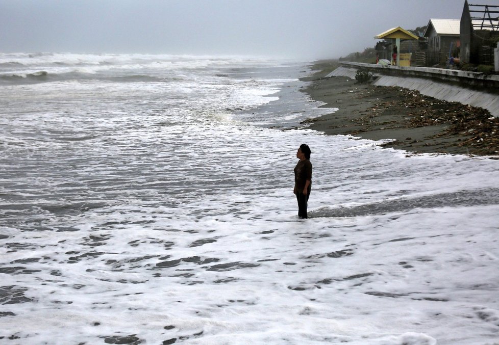 Nejméně čtyři oběti si na v roce 2016 Filipínách vyžádal silný tajfun Haima, který ve středu udeřil na severovýchodní pobřeží tohoto ostrovního státu