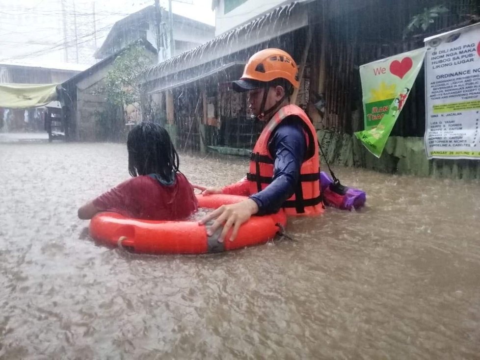 Řádění tajfunu na Filipínách (16. 12. 2021)