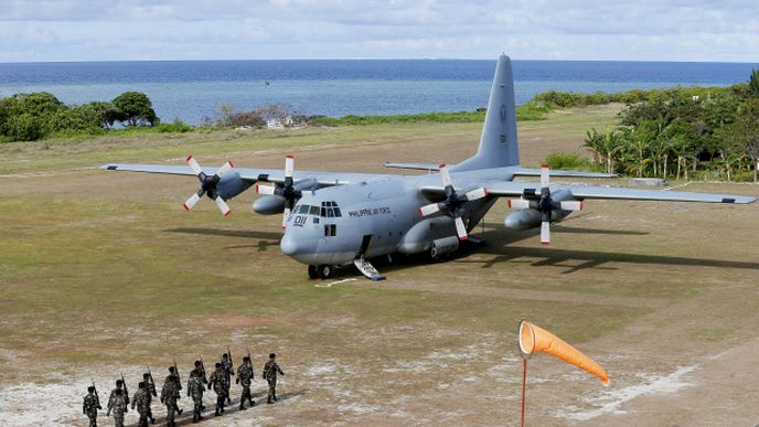Na Filipínách se zřítilo vojenské letadlo