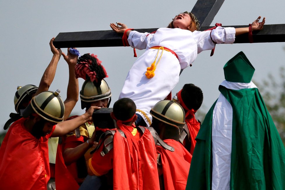 Na Filipínách je tradicí připomenout si ukřižování Krista „na vlastní kůži“ - dobrovolníci se nechávají zraňovat či přibít na kříž.