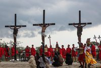 Na Filipínách se lidé nechali přibít na kříž, aby připomněli Kristovo utrpení