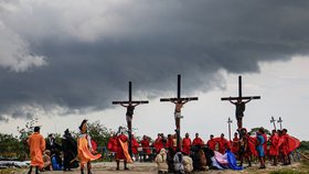Na Filipínách se více než 10 lidí nechalo přibít na kříž.