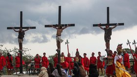 Na Filipínách se více než 10 lidí nechalo přibít na kříž.