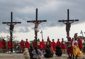 Na Filipínách se více než 10 lidí nechalo přibít na kříž.