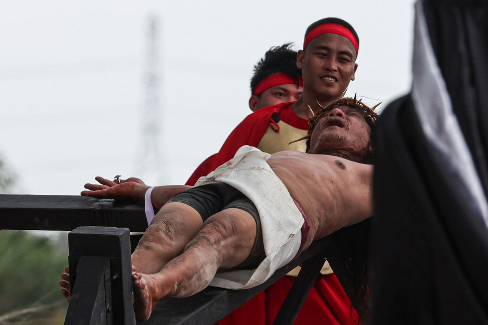 Na Filipínách se více než 10 lidí nechalo přibít na kříž.