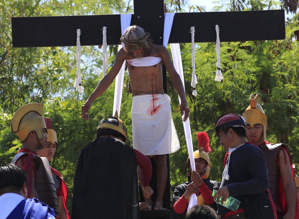 Krvavá tradice: Na Filipínách si Velký pátek opět připomněli přibitím dobrovolníků na kříž.