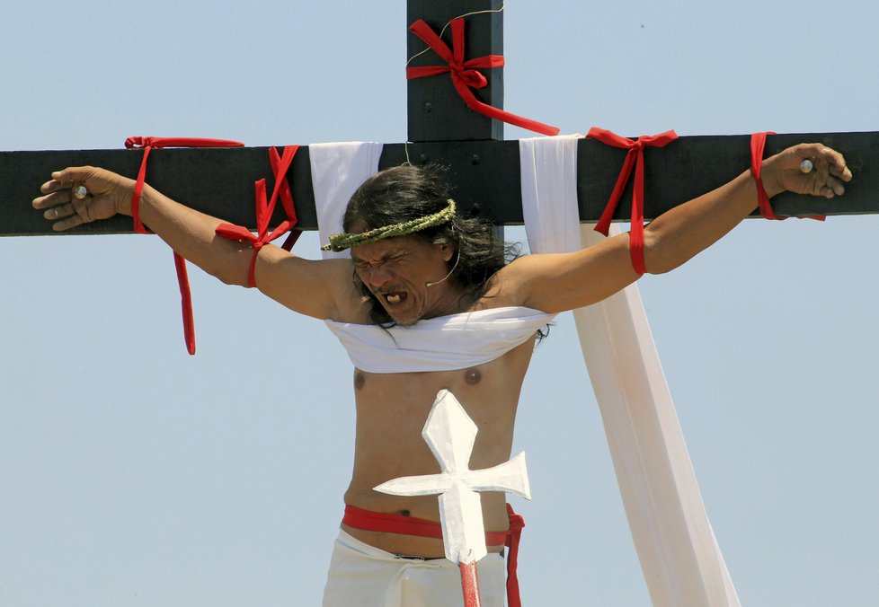 Krvavá tradice: Na Filipínách si Velký pátek opět připomněli přibitím dobrovolníků na kříž.