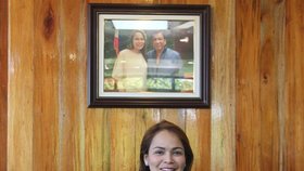 Starostka Tita Bajaová-Gallantesová má Duterteho zarámovanou fotku v kanceláři.