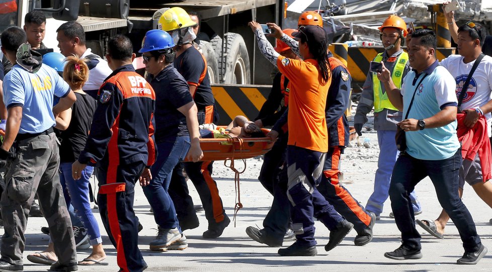 Série dvou zemětřesení si na Filipínách vyžádala 11 obětí a desítky pohřešovaných.