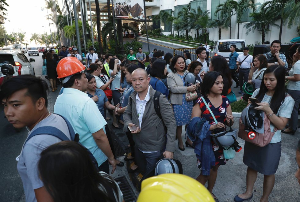 Série dvou zemětřesení si na Filipínách vyžádala 11 obětí a desítky pohřešovaných.