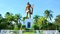 Obdobnou sochu můžeme najít i na filipínském ostrově Mactan ve městě Cebu