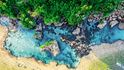 Idylické kamenné bazény Magpupungko z ptačí perspektivy
