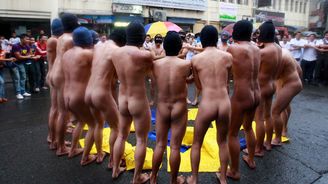 Do naha a běhat! Tento vstupní rituál musí podstoupit chlapci na univerzitě v Manile