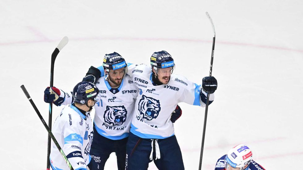 Tomáš Filippi (uprostřed) slaví gól se spoluhráči