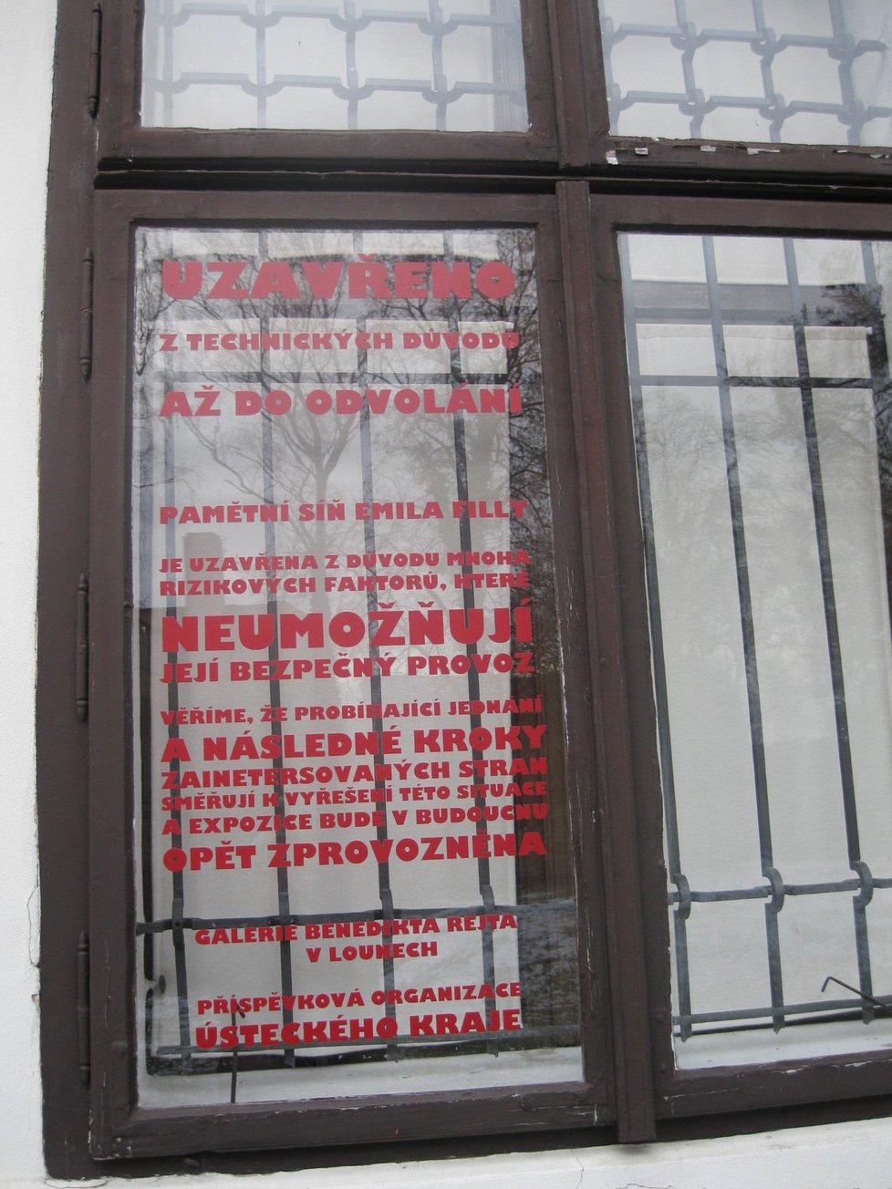 Tento nápis v okně výstavní síně vysvětluje, proč je zavřeno
