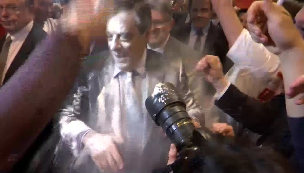 Francois Fillon během mítinku ve Štrasburku, kde na něj odpůrce vysypal pytlík mouky.