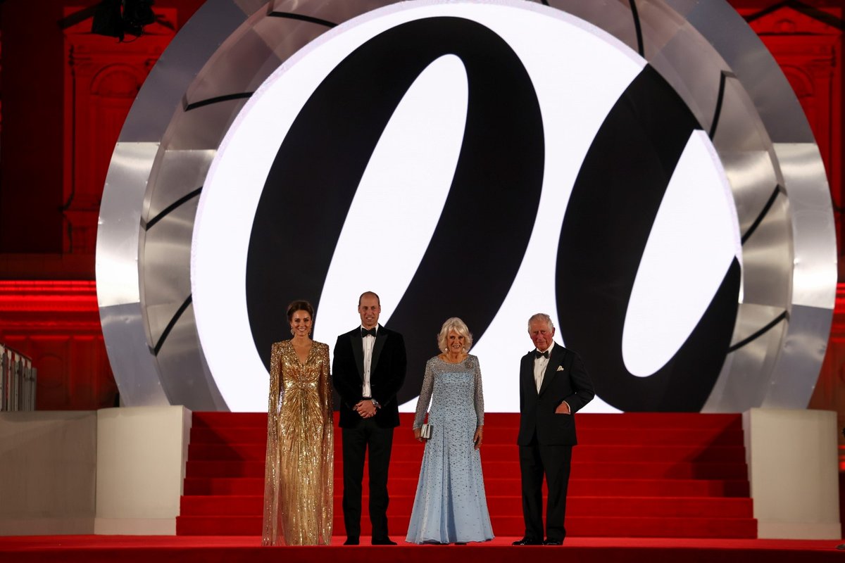 Na světové premiéře nové bondovky Není čas zemřít v Royal Albert Hall v Londýně se dostavila i část královské rodiny - princ William s manželkou Kate a prince Charles se ženou Camillou.28. září 2021.