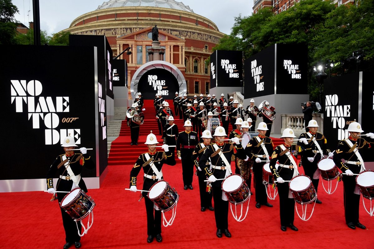 Atmosféru světové bondovky v londýnské Royal Albert Hall dotvářela i přítomnost Royal Marines Bandu.
