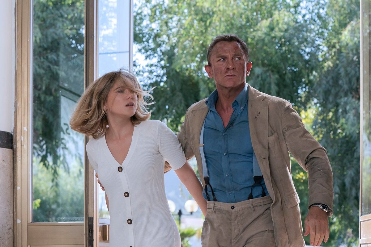 Na konci Spectre se James Bond (D. Craig) zamiloval do Madeleine Swannové (L. Seydouxová). Romantická idyla mu ale nemůže vydržet.