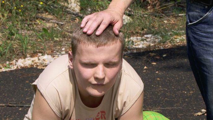 Tak daleko, tak blízko - film je nahlédnutím do života lidí postihnutých autismem, přičemž boří všeobecně zažité názory společnosti na tuto vývojovou poruchu - ilustrační snímek