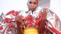 Herečka Cynthia Erivo na filmovém festivalu v Benátkách, kde byl mimo soutěž promítán očekávaný snímek Duna, v němž hraje. Herečka Cynthia Erivo na filmovém festivalu v Benátkách, kde byl mimo soutěž promítán očekávaný snímek Duna, v němž hraje.