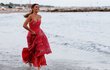 Herečka Serena Rossi pózuje fotografům na pobřeží Jadranského moře po příjezdu na filmový festival v Benátkách. Herečka Serena Rossi pózuje fotografům na pobřeží Jadranského moře po příjezdu na filmový festival v Benátkách.