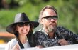 Herečka a režisérka Maggie Gyllenhaalová a herec Peter Sarsgaard při příjezdu na letošní filmový festival v Benátkách. Herečka a režisérka Maggie Gyllenhaalová a herec Peter Sarsgaard při příjezdu na letošní filmový festival v Benátkách.