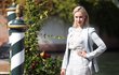 Herečka Sarah Gadonová pózuje fotografům při příjezdu na 78. ročník filmového festivalu v Benátkách. Herečka Sarah Gadonová pózuje fotografům při příjezdu na 78. ročník filmového festivalu v Benátkách.