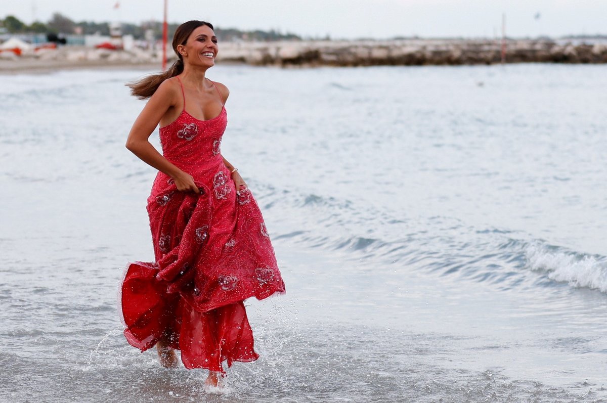 Herečka Serena Rossi pózuje fotografům na pobřeží Jadranského moře po příjezdu na filmový festival v Benátkách.