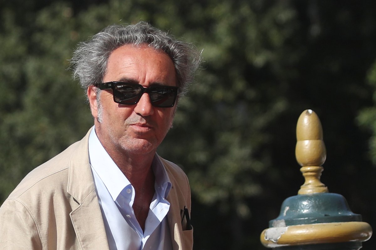 Režisér Paolo Sorrentino přijíždí na 78. filmový festival v Benátkách.