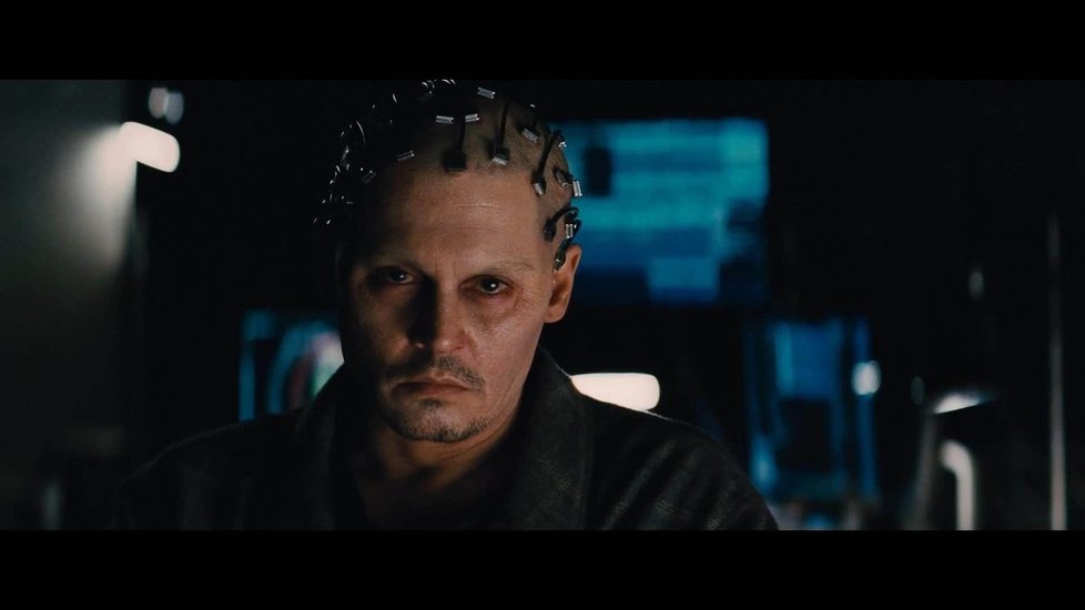 Johnny Depp se ve filmu Transcendence sám stane strojem.
