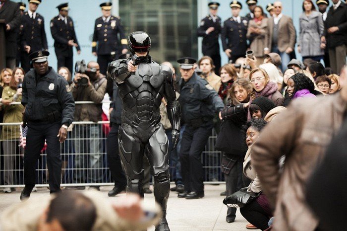 RoboCop je neoblomným policistou, kterému násilí nedělá problémy.