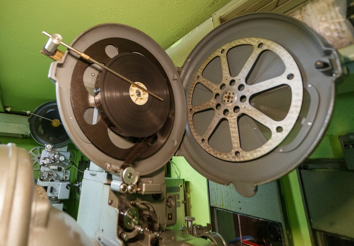 Unikátní projektor, který dokáže promítnout jakýkoli i poškozený typ filmového pásu.