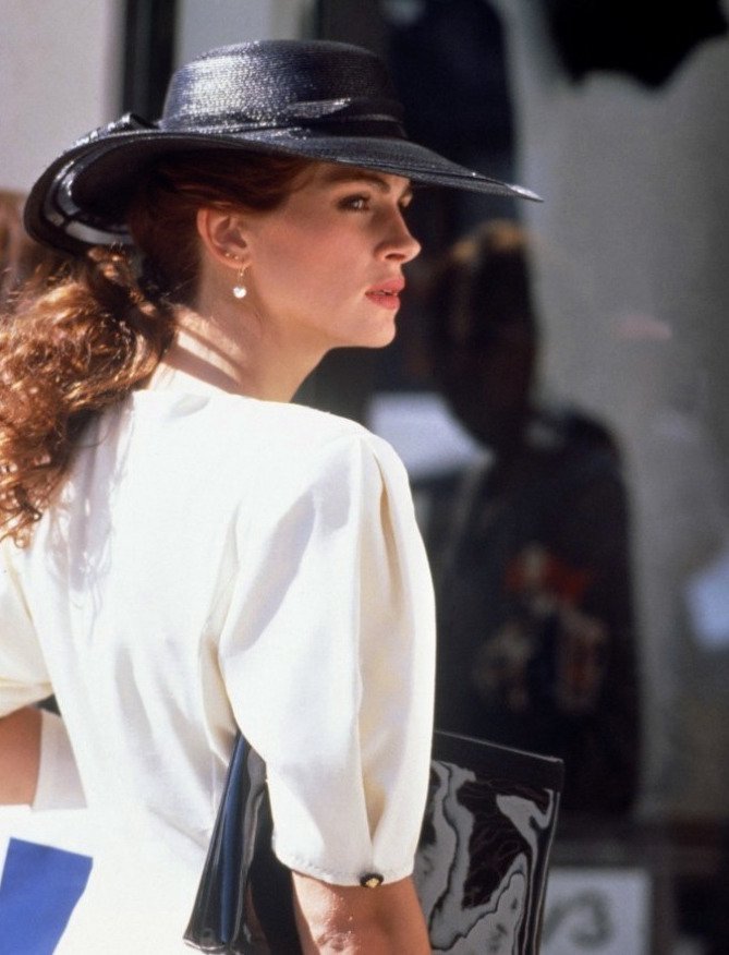 Pretty Woman (1990) - Bílé šaty s vycpávkami a černý klobouk jsou prostě nezapomenutelné.