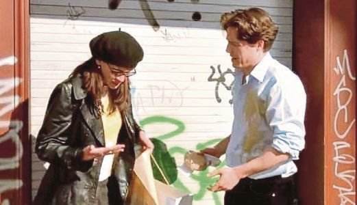 Notting Hill (1999) - Kožená bunda, bílé tričko, baret a brýle. Náš oblíbený outfit z tohoto filmu.