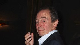 PAUL WHITEHOUSE jako Carl Wood. Ten byl pro gang důvěryhodný pomocník, který byl rekrutován jako další pár rukou, aby při loupeži pomohl. Byl odsouzen k šesti letům vězení. V gangu byl druhý nejmladší, bylo mu 59 let a trpí Crohnovou nemocí.