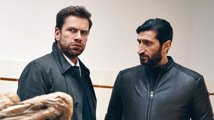 Carl (Nikolaj Lie Kaas) a Assad (Fares Fares) znovu dělají, co jim jde nejlépe – vyšetřují a hádají se. Carl (Nikolaj Lie Kaas) a Assad (Fares Fares) znovu dělají, co jim jde nejlépe – vyšetřují a hádají se.