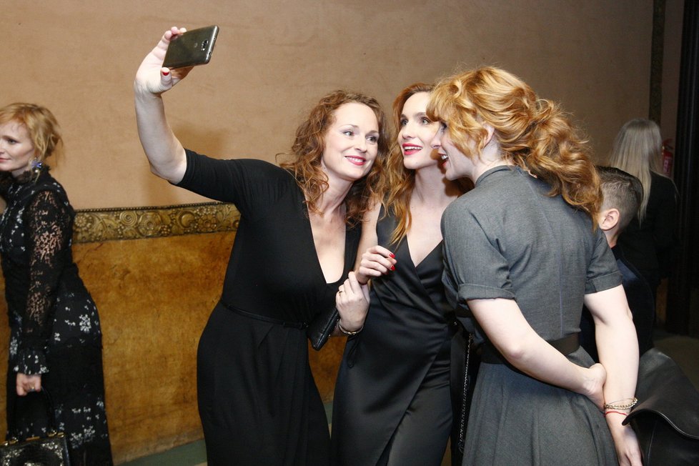 Zrzky Markéta Hrubešová, Hana Vagnerová a Vica Kerekes si udělaly selfie.