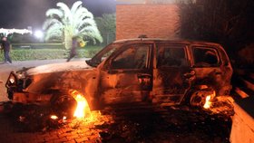 Ohořelé auto před americkou ambasádou v Libyi