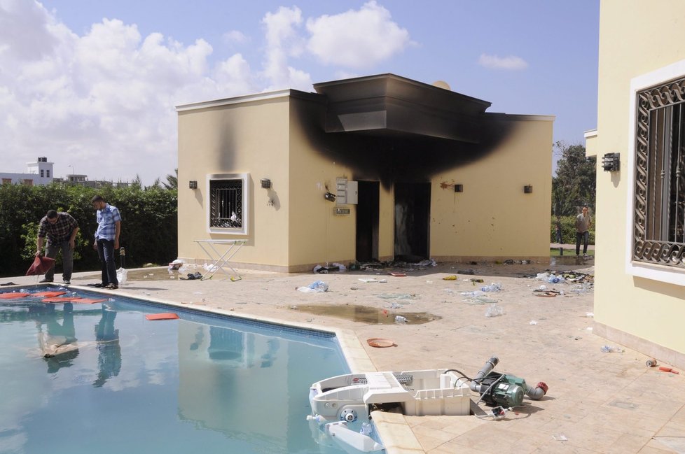 Vypálený a vypleněný americký konzulát v Benghází