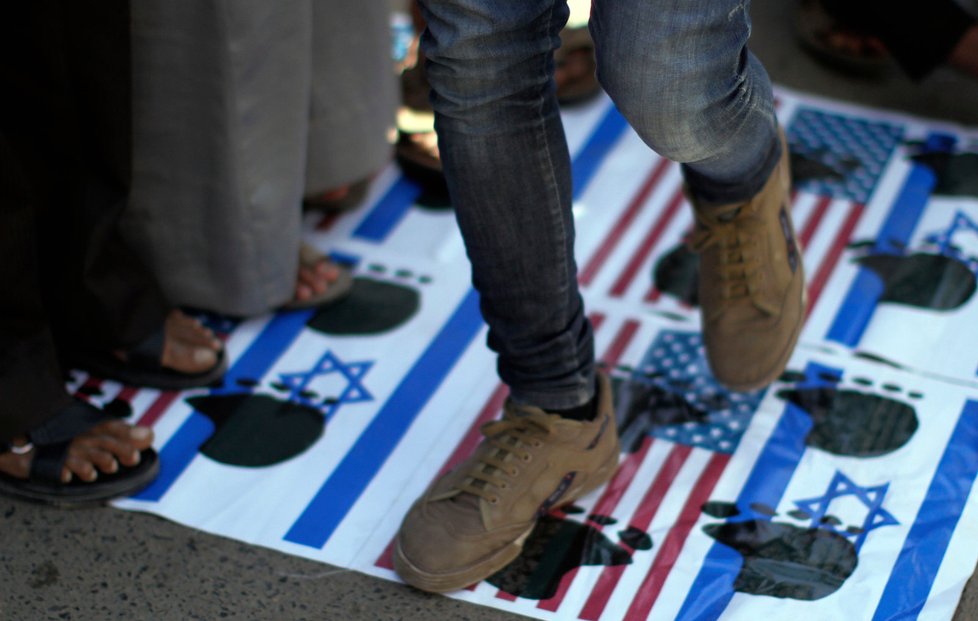 Při protestech je veškerá zloba namířena proti USA, ale částečně také Izraele, který se však od režiséra kontroverzního snímku o Mohamedovi zcela distancoval