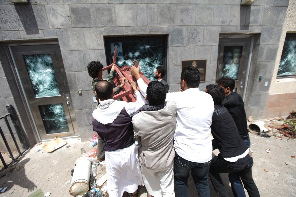 Protesty proti snímku o Mohamedovi přerostly na řadě míst v pouliční nepokoje